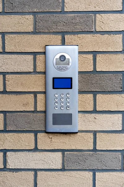 Seguridad en edificios residenciales modernos. cerradura electrónica en la entrada de un edificio residencial . — Foto de Stock