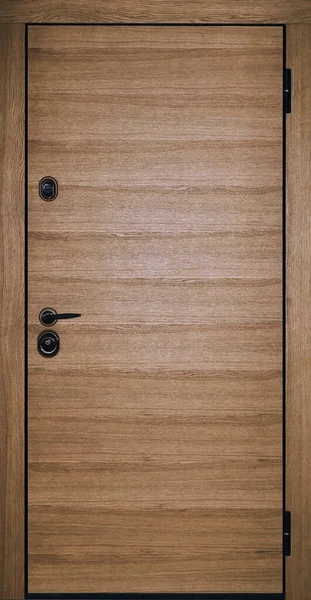 Piękne nowoczesne drewniane drzwi wejściowe do mieszkania — Zdjęcie stockowe