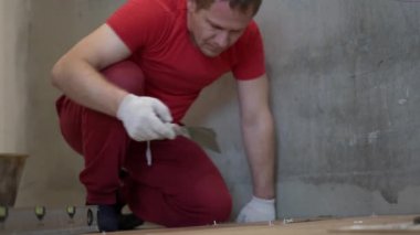 Tamir ve dekorasyon. The tiler, porselen kiremitleri apartmanın zeminine koydu.