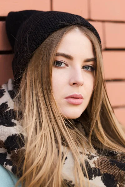 Retrato de una hermosa chica de piel clara en un primer plano sombrero en la calle cerca de una pared de ladrillo, luz natural —  Fotos de Stock