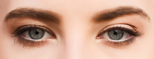 Ojos de una chica de piel clara con maquillaje de cerca —  Fotos de Stock