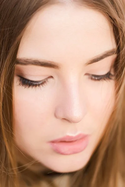 Retrato de cerca de una hermosa chica de piel clara, luz natural —  Fotos de Stock