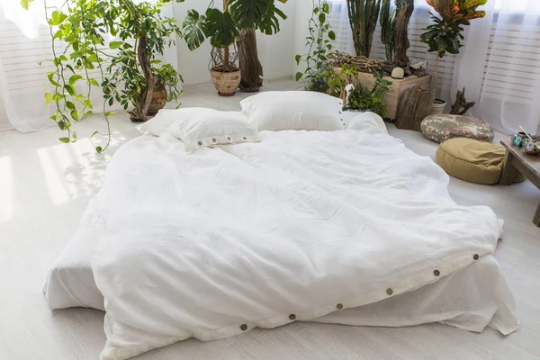 Cama de linho ecológica natural no interior — Fotografia de Stock