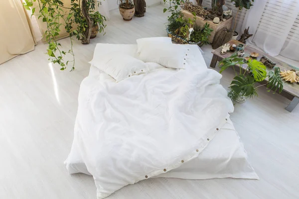 Cama de linho ecológica natural no interior — Fotografia de Stock