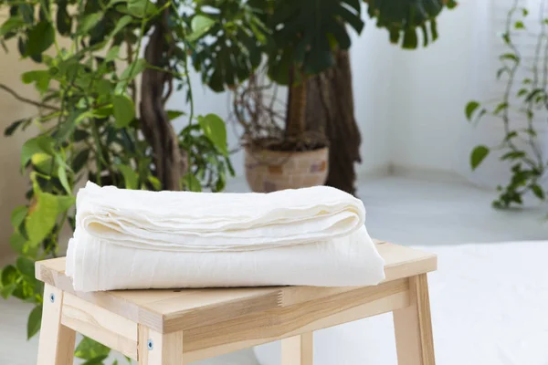 Cama de linho ecológica natural no interior — Fotografia de Stock