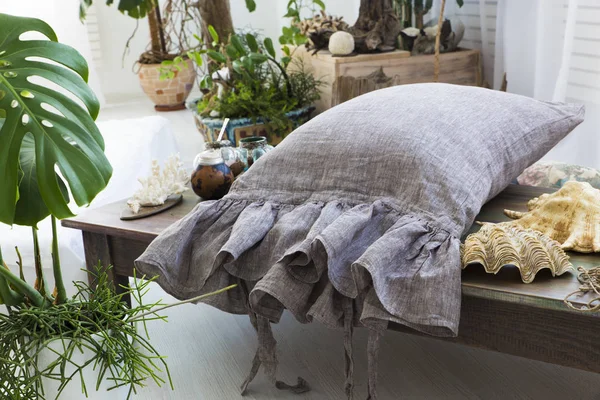 Cama de lino ecológico natural en el interior —  Fotos de Stock
