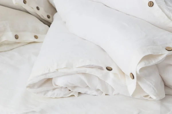 Naturliga miljövänliga sängkläder i inredningen — Stockfoto