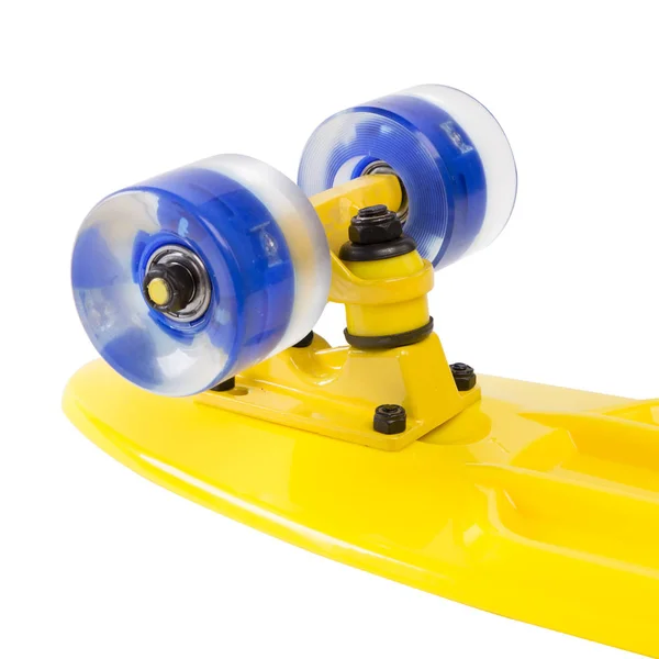 Moderno skateboard colorato pennyboard isolato su bianco, ruote da vicino — Foto Stock