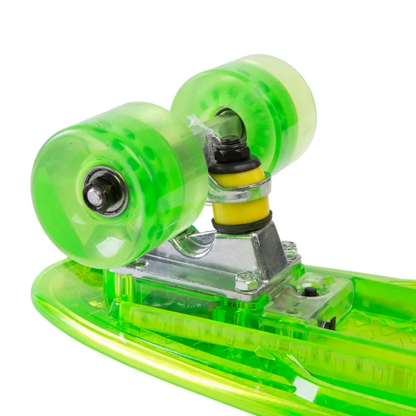 Skateboard coloré moderne - pennyboard isolé sur blanc, roues ferment — Photo