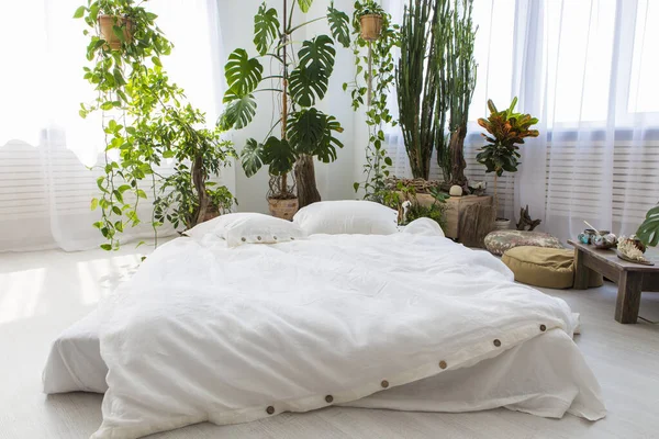 Натуральная экологически чистая постельное белье в интерьере — стоковое фото
