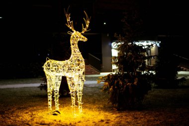 Şehir sokaklarında parlayan güzel noel figürleri
