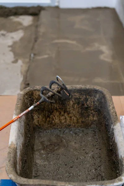 Repair and decoration of apartments. pouring screed on the floor — Stock Photo, Image