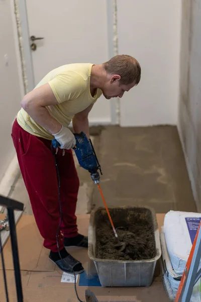 Reparatie en decoratie van appartementen. gieten dekvloer op de vloer — Stockfoto