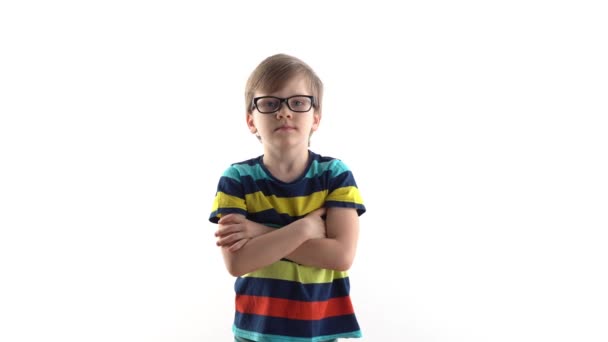 Πορτραίτο ενός σοβαρού αγοριού σε λευκό φόντο. πρώτη δημοτικού με γυαλιά — Αρχείο Βίντεο