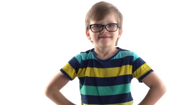 Kleine schooljongen poseert in de studio op een witte achtergrond - steekt zijn hand op met een vinger aan de bovenkant, alsof het maken van een ontdekking — Stockvideo