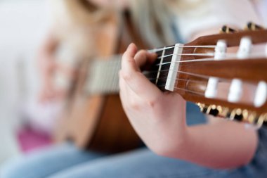 Z jenerasyonu. Genç bir kız odasında gitar çalıyor..