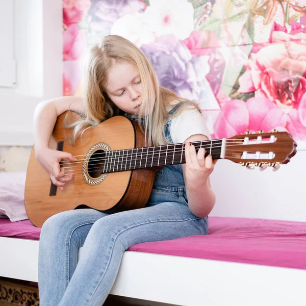 Generation Z - un'adolescente suona la chitarra nella sua stanza . — Foto Stock