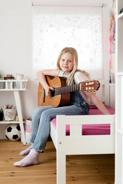 Pokolenie Z - nastolatka gra na gitarze w swoim pokoju. — Zdjęcie stockowe