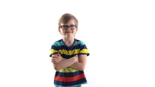 Studiový portrét chlapce na bílém pozadí. první třída s brýlemi — Stock video