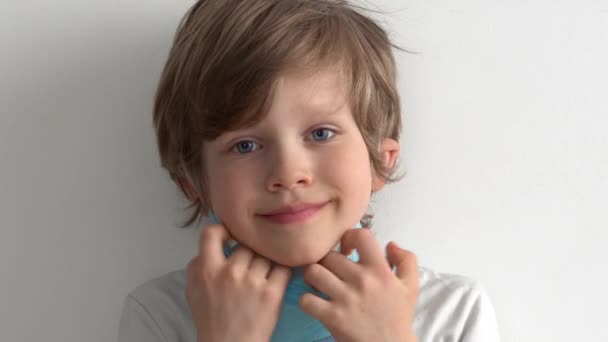Захист від коронавірусу. маленький хлопчик кладе маску на її обличчя . — стокове відео