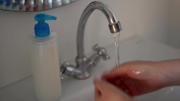 Mujer se lava las manos con jabón líquido en el baño . — Vídeo de stock