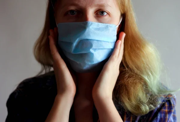 Protección contra el coronavirus. mujer pone una máscara en su cara . —  Fotos de Stock