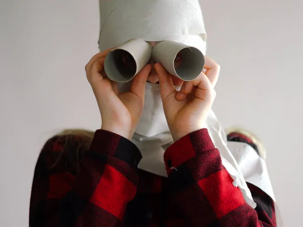 Foto divertida - en cuarentena debido a una epidemia de coronavirus. chica en una máscara de papel higiénico posando sobre un fondo gris . —  Fotos de Stock