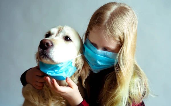 Vicces fotó - karantén alá helyezték a koronavírus járvány miatt. portré egy maszkos kutya és lány egy szürke háttér. — Stock Fotó