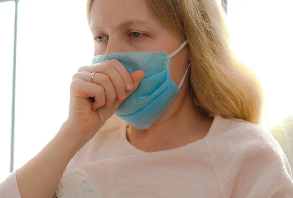 Cuarentena por epidemia de coronavirus. Una mujer enmascarada infectada está descansando en la cama en el dormitorio . —  Fotos de Stock