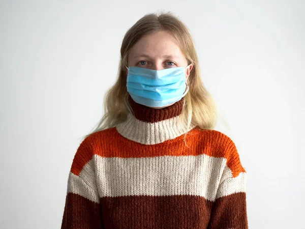 Protecção contra o coronavírus. mulher coloca uma máscara em seu rosto . — Fotografia de Stock