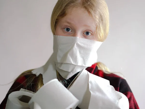 Foto divertida - en cuarentena debido a una epidemia de coronavirus. chica enmascarada con rollos de papel higiénico posando sobre fondo gris . —  Fotos de Stock