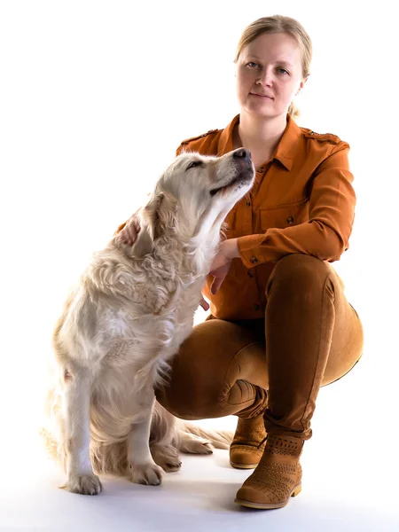 Miłość do zwierząt. studio portret kobiety i golden retriever w studio na białym tle. — Zdjęcie stockowe