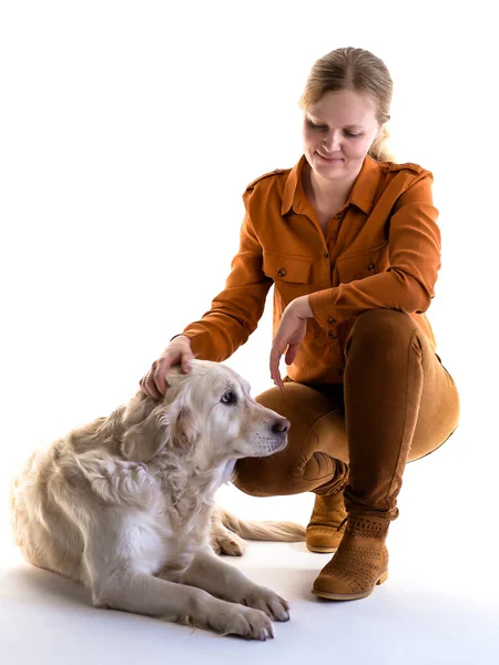 Amor por las mascotas. retrato de estudio de una mujer y golden retriever en estudio sobre fondo blanco . —  Fotos de Stock