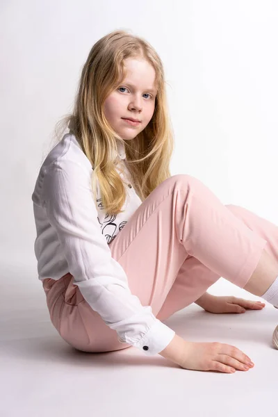 Z-generation. teenage girl posing in studio on a white background — Stock Photo, Image