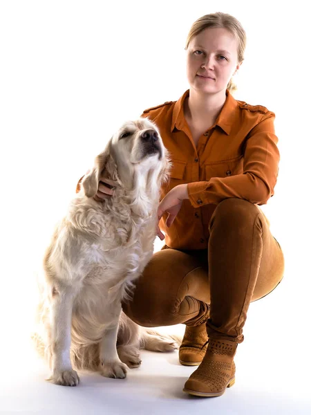 Amor por las mascotas. retrato de estudio de una mujer y golden retriever en estudio sobre fondo blanco . —  Fotos de Stock