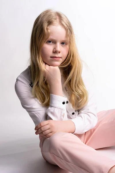 Z-generation. teenage girl posing in studio on a white background — Stock Photo, Image