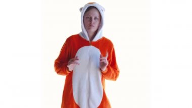Stüdyoda dans eden beyaz arka planda Kigurumi kostümlü çılgın kadın.
