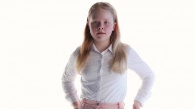 Stüdyoda beyaz arka planda dans eden neşeli liseli kız.