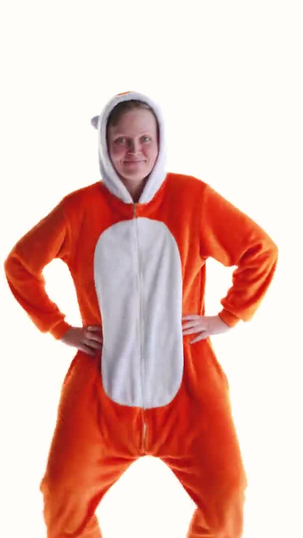 Bláznivá žena v kostýmu kigurumi na bílém pozadí ve studiu tanec, vertikální video — Stock video