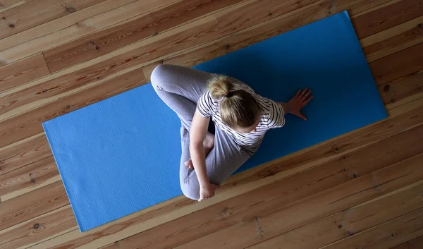 Stanna hemma. kvinna som gör yoga i vardagsrummet under karantän, hals träning — Stockfoto