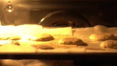 Fırında kurabiye pişirmek, zaman ayarlı.