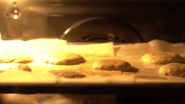 Bakning kakor i ugnen, timelapse — Stockvideo