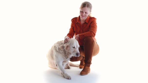 Liefde voor huisdieren. studio portret van een vrouw en golden retriever in studio op een witte achtergrond. — Stockvideo