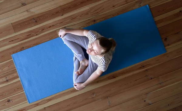 Stanna hemma. kvinna som gör yoga i vardagsrummet under karantän, hals träning — Stockfoto