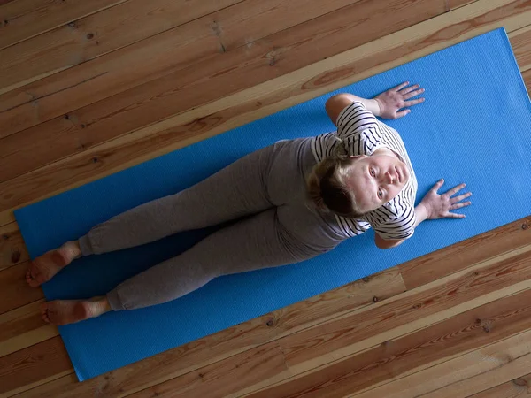 Stanna hemma. kvinna som gör yoga i vardagsrummet under karantän, hals träning — Stockfoto