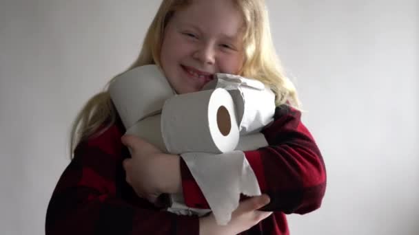 Vidéo drôle - mis en quarantaine en raison d'une épidémie de coronavirus. fille masquée avec des rouleaux de papier toilette posant sur fond gris . — Video