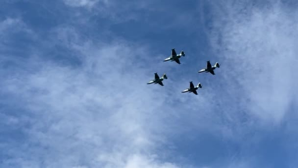 7 de mayo de 2020 - Bielorrusia, Minsk - aviones militares vuelan en el cielo, ensayo del desfile del Día de la Victoria del 9 de mayo durante la pandemia del coronavirus . — Vídeo de stock
