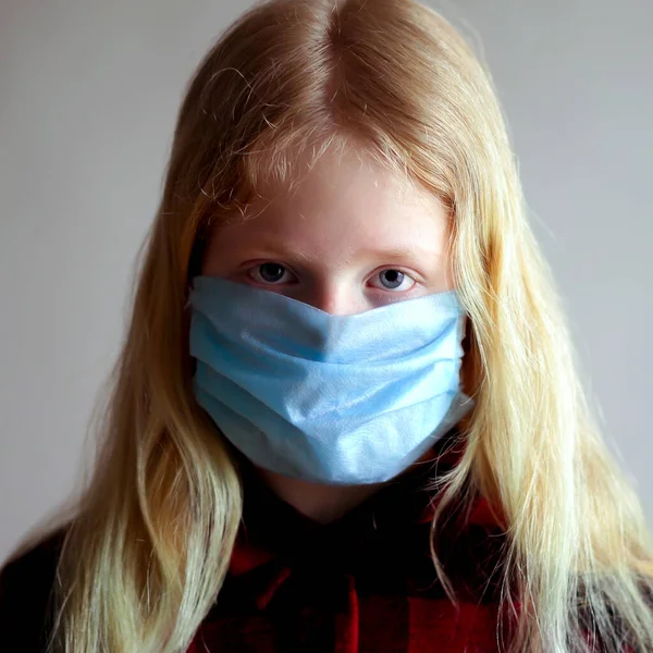 Védelem a koronavírus ellen. lány tesz egy maszkot az arcára. — Stock Fotó