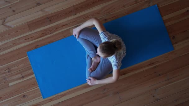 Stanna hemma. kvinna som gör yoga i vardagsrummet under karantän, stretching motion — Stockvideo