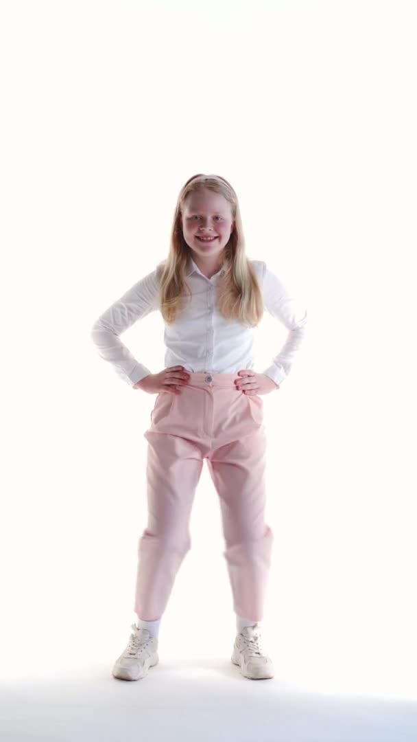 스튜디오에서 재미있는 댄스, 수직 비디오를 추는 백인 배경의 쾌활 한 여학생 — 비디오